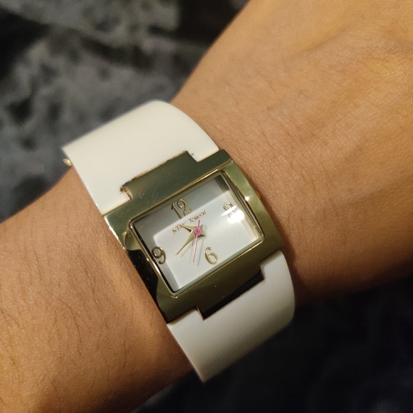 BETSEY JOHNSON WHITE ACRYLIC BAND GOLD TONE DIAL WATCH - Picture 2 of 7